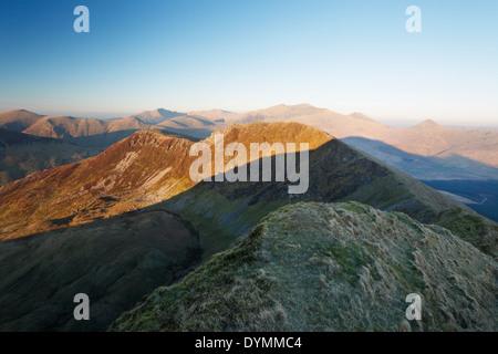 Mynydd Drws-y-coed sul crinale Nantlle. Mount Snowdon in distanza. Parco Nazionale di Snowdonia. Gwynedd. Il Galles. Regno Unito. Foto Stock
