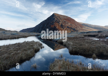 Pen yr Ole Wen riflessa nel fiume Idwal. Parco Nazionale di Snowdonia. Il Galles. Regno Unito. Foto Stock