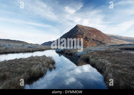 Pen yr Ole Wen riflessa nel fiume Idwal. Parco Nazionale di Snowdonia. Il Galles. Regno Unito.