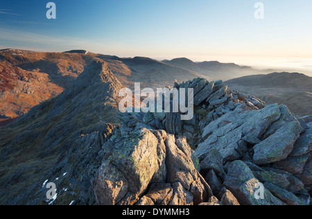 Vista da Bristly crinale verso Tryfan e la gamma Carneddau al di là. Parco Nazionale di Snowdonia. Il Galles. Regno Unito. Foto Stock