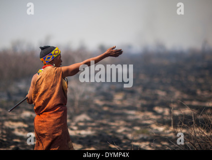 Donna boscimane nella boccola dopo un incendio, Tsumkwe, Namibia Foto Stock