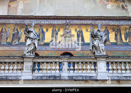 Facciata della chiesa di Santa Maria in Trastevere. Roma, Italia Foto Stock