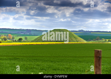 Silbury Hill è un preistorico artificiale tumulo di gesso nei pressi di Avebury nella contea inglese di Wiltshire Foto Stock