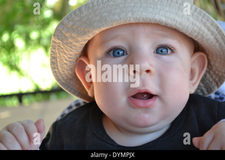 5 Mese vecchio blu eyed baby boy versando una lacrima Foto Stock