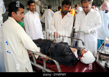 Vittime dell esplosione di bomba che si rivolge un veicolo di polizia a Charsadda Tehsil sul mercato Nowshera road, di essere trattati a livello locale ospedale nella città di Peshawar Martedì, 22 aprile 2014. Almeno tre poliziotti sono stati uccisi e molti altri feriti in un'esplosione nel mercato Tehsil di Charsadda. Fonti della polizia ha detto che l'attentato si rivolge ad una polizia van nel mercato Tehsil che ha ucciso tre uomini della sicurezza mentre molti altri tra cui poliziotti sono stati feriti. Le squadre di soccorso sono arrivati presso il sito di blast e iniziato il loro lavoro. Foto Stock