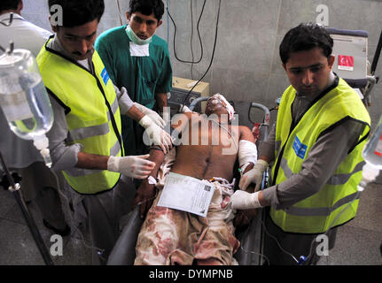 Vittime dell esplosione di bomba che si rivolge un veicolo di polizia a Charsadda Tehsil sul mercato Nowshera road, di essere trattati a livello locale ospedale nella città di Peshawar Martedì, 22 aprile 2014. Almeno tre poliziotti sono stati uccisi e molti altri feriti in un'esplosione nel mercato Tehsil di Charsadda. Fonti della polizia ha detto che l'attentato si rivolge ad una polizia van nel mercato Tehsil che ha ucciso tre uomini della sicurezza mentre molti altri tra cui poliziotti sono stati feriti. Le squadre di soccorso sono arrivati presso il sito di blast e iniziato il loro lavoro. Foto Stock