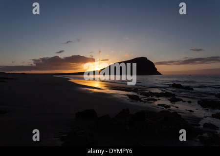 Seascape all'alba con il Montana Roja da Playa Tejita su Tenerife, Isole Canarie, Spagna. Foto Stock
