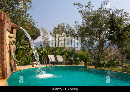 Vista orizzontale di una lussuosa piscina paesaggistica presso un hotel boutique a 5 stelle. Foto Stock