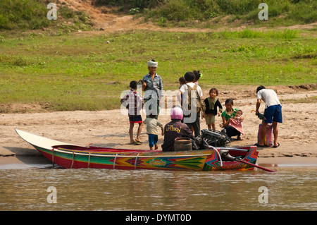 Vista orizzontale di un vivacemente colorato power boat locale di scarico passeggeri lungo il fiume Mekong. Foto Stock