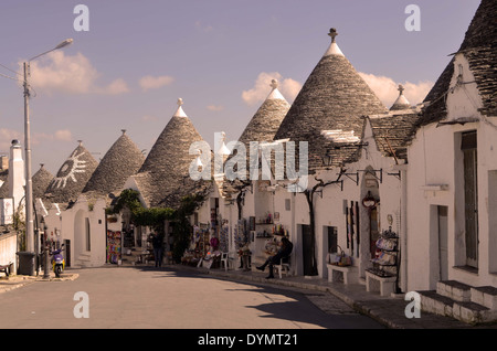 Alberobello, 'Trulli' case in stile con stile decorativo tetti ognuno con la sua croce sulla parte superiore.Essi sono esistiti fin dal XV secolo D.C. Foto Stock