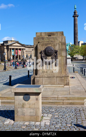 Il Liverpool il Cenotafio Monumento ai Caduti in guerra con la Walker Art Gallery e a Wellington la colonna in background. Foto Stock