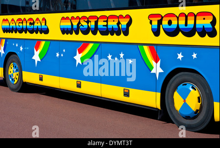 Un Magical Mystery Tour bus in Liverpool utilizzato per trasportare i turisti in giro per vedere tutti i 'Beatles" punti di riferimento il 15 aprile 2014. Foto Stock