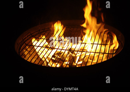 Grill di notte da fiamme Foto Stock