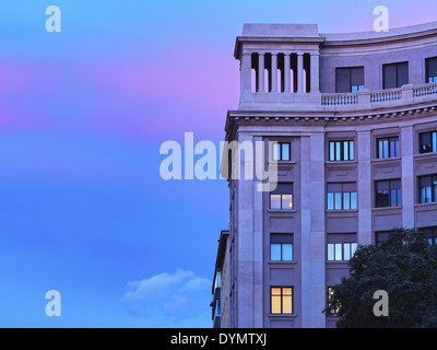 Vista notturna di Plaça Nova - piazza di fronte alla cattedrale di Barcellona e della Catalogna, Spagna Foto Stock