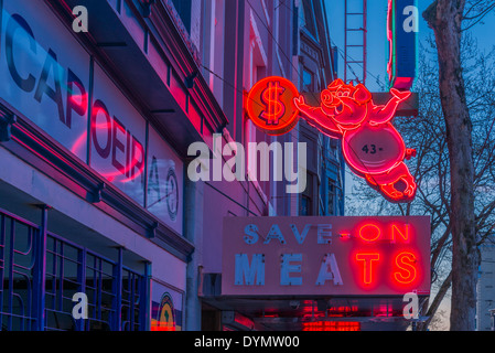 Iconico, Salvare su carni di maiale al neon segno, DTES, Downtown Eastside, Vancouver, British Columbia, Canada Foto Stock