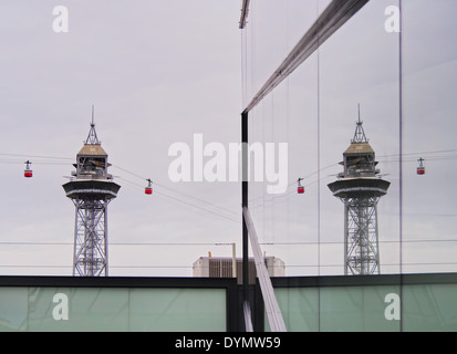 Torre de Jaume I di aeri del porto - Porto Vell linea tramviaria a Barcellona, in Catalogna, Spagna Foto Stock