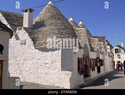 Alberobello, 'Trulli' case in stile stile withdecorative tetti eachwith la sua croce sulla parte superiore.hanno existedsince xv c. d. Foto Stock