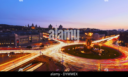 Vista notturna di Plaça Espanya - Piazza di Spagna a Barcellona, in Catalogna, Spagna Foto Stock