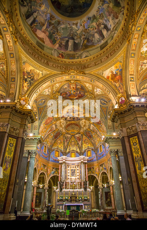 Interno del Pontificio Santuario della Beata Vergine del Rosario di Pompei, Pompei, Italia Foto Stock