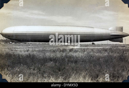 L'LZ 127 Graf Zeppelin fu un dirigibile rigido pionieristico gestito dalla società tedesca Deutsche Luftschiffahrts-Aktiengesellschaft (DELAG). Fu una parte fondamentale dell'aviazione leggera dell'aria, servendo sia nella prima guerra mondiale che nella seconda guerra mondiale, e contribuì allo sviluppo del viaggio di dirigibili. Foto Stock
