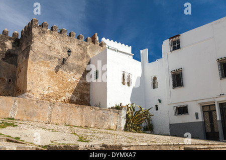 Antica fortezza e abitazioni. Madina, la parte vecchia della città di Tangeri, Marocco Foto Stock