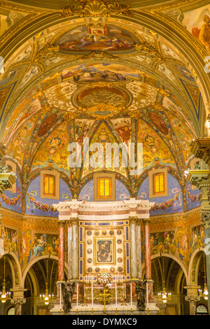 Interno del Pontificio Santuario della Beata Vergine del Rosario di Pompei, Pompei, Italia Foto Stock