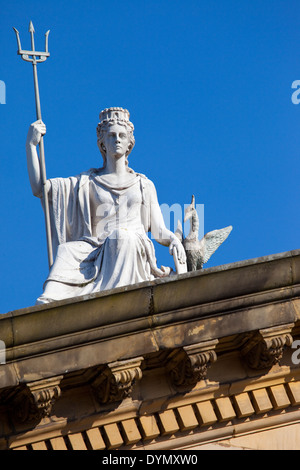 Lo spirito di Liverpool statua in marmo bianco con orgoglio la seduta sulla parte superiore della Walker Art Gallery di Liverpool. Foto Stock