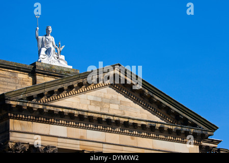 Lo spirito di Liverpool statua in marmo bianco con orgoglio la seduta sulla parte superiore della Walker Art Gallery di Liverpool. Foto Stock