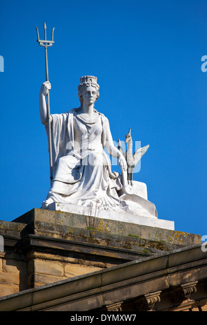 Lo spirito di Liverpool statua in marmo bianco con orgoglio la seduta sullaparte superiore della Walker Art Gallery di Liverpool. Foto Stock