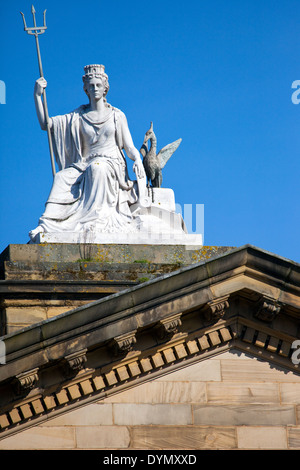 Lo spirito di Liverpool statua in marmo bianco con orgoglio la seduta sulla parte superiore della Walker Art Gallery di Liverpool. Foto Stock