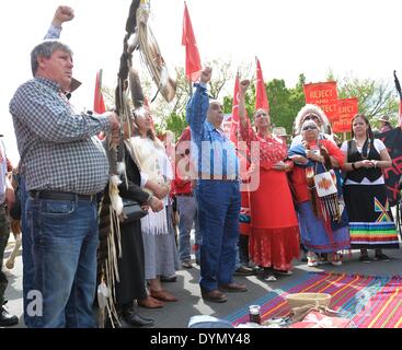 (140422) -- WASHINGTON D.C., 22 aprile 2014 (Xinhua) -- Il cowboy e Indiani, Alleanza una coalizione di tribù indigene, allevatori e agricoltori, fasi di una protesta denominata 'Rifiuta e proteggere' contro il Keystone XL pipeline olio progetto lungo la Keystone XL tar sands pipeline route, come parte di una serie di dimostrazioni intorno al Campidoglio di Washington, DC, capitale degli Stati Uniti, 22 aprile 2014, in occasione del Mondiale la Giornata della Terra. Gli Stati Uniti Dipartimento di Stato ha detto il 18 aprile sarà fornire più tempo per la relativa alle agenzie federali di rivedere il Keystone XL oleodotto di progetto. (Xi Foto Stock