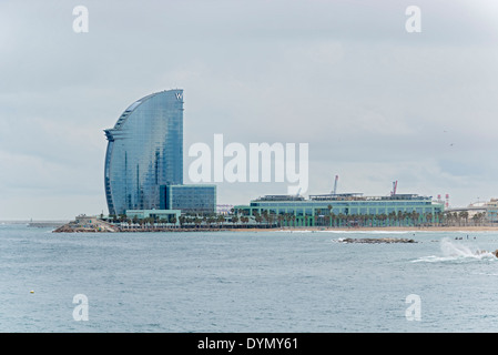 Barcellona, Spagna - 25 Gennaio 2014: la vista del porto e W Barcelona, conosciuto popolarmente come il Hotel Vela (Vela Hotel) Foto Stock