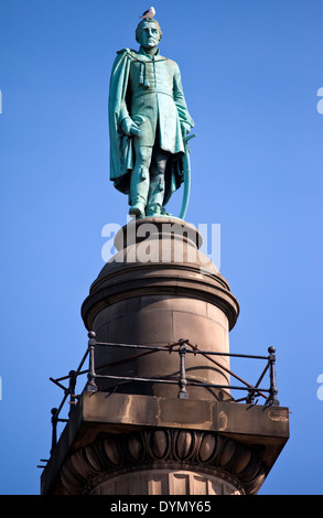 Una statua del Duca di Wellington si trova sulla parte superiore di Wellington la colonna (o anche conosciuto come il memoriale di Waterloo) in Liverpool. Foto Stock