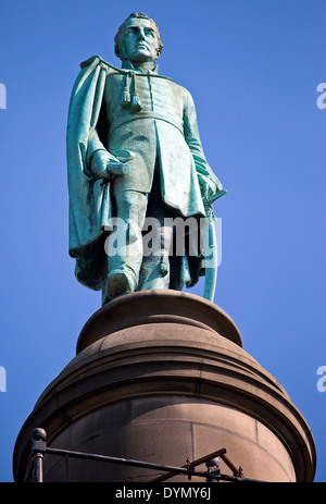 Una statua del Duca di Wellington si trova sulla parte superiore di Wellington la colonna (o anche conosciuto come il memoriale di Waterloo) in Liverpool. Foto Stock