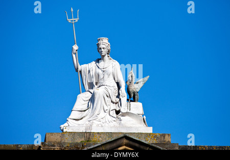 Lo spirito di Liverpool statua in marmo bianco con orgoglio la seduta sulla parte superiore della Walker Art Gallery di Liverpool. Foto Stock