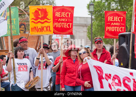 Washington DC, Stati Uniti d'America - Martedì, 21 Aprile 2014: cowboy e Indiani Alliance, un gruppo di allevatori e agricoltori e American Indian comunità tribali lungo la pipeline Keystone percorso, rally in Washington DC a esortare il Presidente Obama a respingere il Keystone XL Pipeline. Credito: B Christopher/Alamy Live News Foto Stock