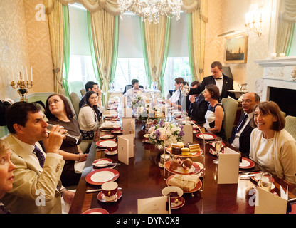 Gli ospiti hanno il tè del pomeriggio in una sala privata presso il 5 stelle Hotel Ritz, Piccadilly, Londra Inghilterra REGNO UNITO Foto Stock