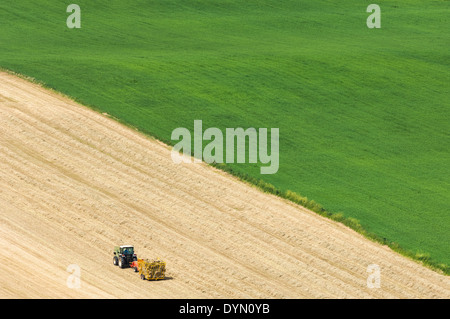 Vista aerea di un trattore su un campo coltivato Foto Stock