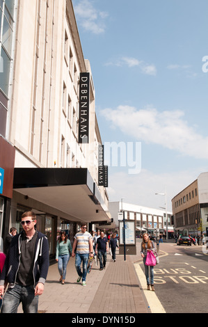 I giovani consumatori a piedi passato negozio Debenhams nel Broadmead Bristol Foto Stock