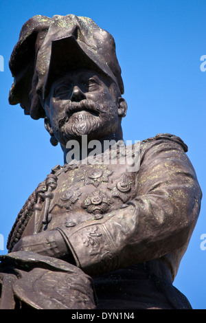 Il re Edoardo VII monumento situato sul molo di testa fuori il Royal Liver Building di Liverpool, in Inghilterra. Foto Stock