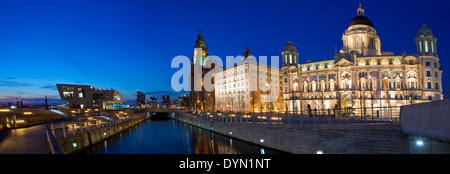 Vista panoramica di Liverpool prendendo in attrazioni come il Royal Liver Building, porto di Liverpool edificio e Cunard Building. Foto Stock