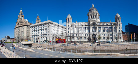 Una vista panoramica delle tre grazie a Liverpool: Il Royal Liver Building, Cunard Building e il porto di Liverpool edificio. Foto Stock