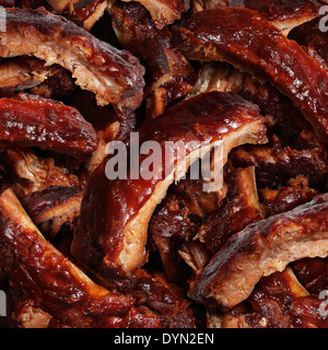 Nervature grigliate di carne alla brace con una vista ravvicinata di un gruppo di deliziosi piatti cotti marinati nervatura di ricambio come cibo gourmet per la cena in un ristorante o backyard barbecue. Foto Stock