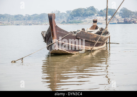 Barca sul fiume Irrawaddy in Myanmar Foto Stock