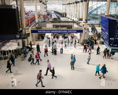 Il concourse di Londra Waterloo stazione ferroviaria e ingresso a Waterloo Stazione della metropolitana Foto Stock