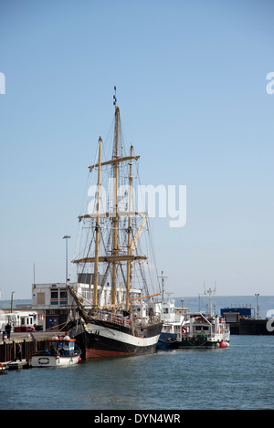 TS Pellicano di Londra un addestramento alla vela di nave a fianco del porto di Weymouth Dorset England Regno Unito Foto Stock