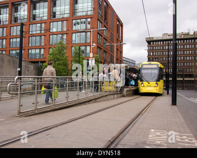 Un Manchester Metrolink tram a Picadilly Gardens station con rampa di accesso Foto Stock