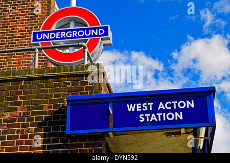 A ovest di Acton La stazione della metropolitana sulla Central Line, London Borough of Ealing, West London, England, Regno Unito Foto Stock