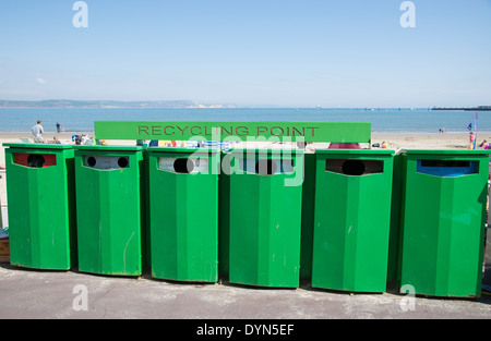 Verde punto di riciclo cassonetti sul lungomare di Weymouth Dorset England Regno Unito Foto Stock