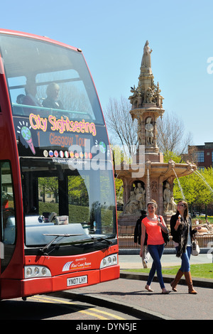 Una gita turistica in autobus visite di Glasgow Doulton fontana in Scozia, Regno Unito Foto Stock